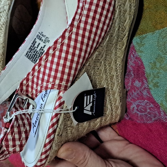 SALE AMERICAN EAGLE SIZE 9 SANDALS - Picture 2 of 3
